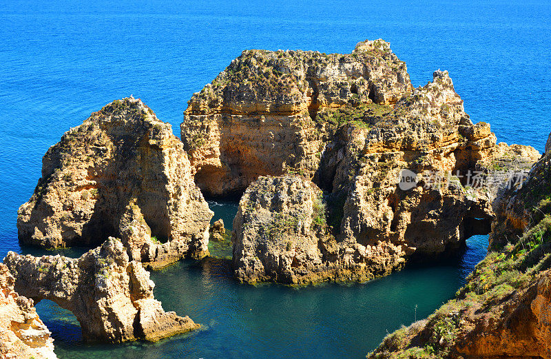 Ponta da Piedade，风景优美的岩层和大西洋蓝绿色的海水-阿尔加维，葡萄牙